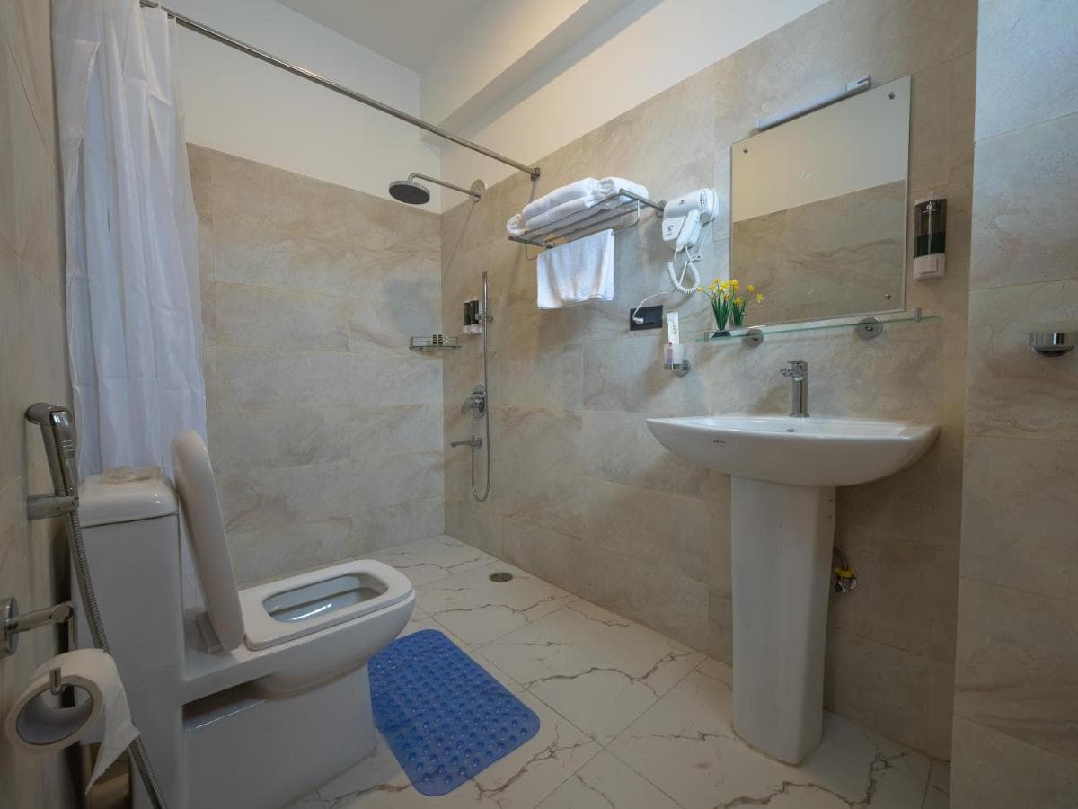A modern en-suite bathroom at Hotel Samye